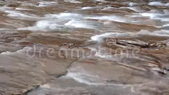 河水流淌视频的预览图