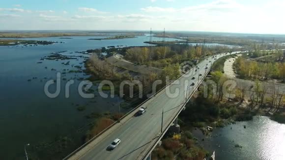 桥上交通的空中镜头视频的预览图