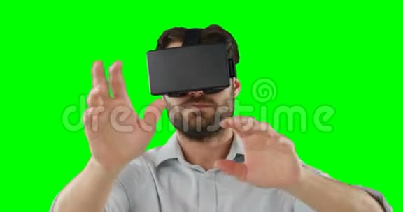 人使用虚拟现实耳机视频的预览图
