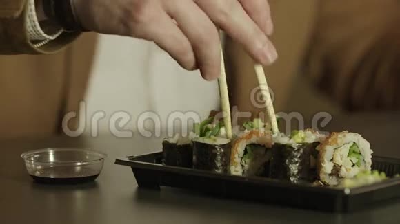 用筷子吃寿司视频的预览图