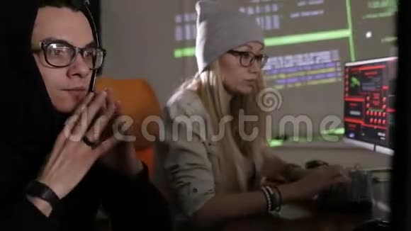 男人和女人一起工作黑客电脑系统视频的预览图