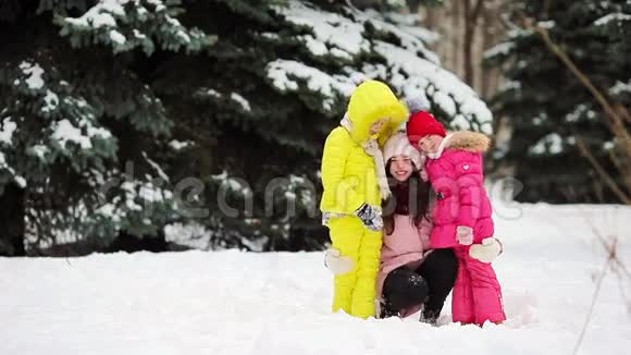 幸福的家庭享受冬天的雪天视频的预览图