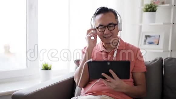 带平板电脑和耳机的男人视频的预览图