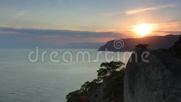 时间流逝的夕阳在山上NoviSvet视频的预览图