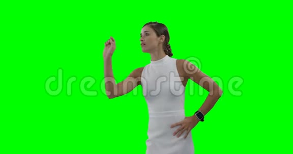 女商人触摸未来的数字屏幕视频的预览图