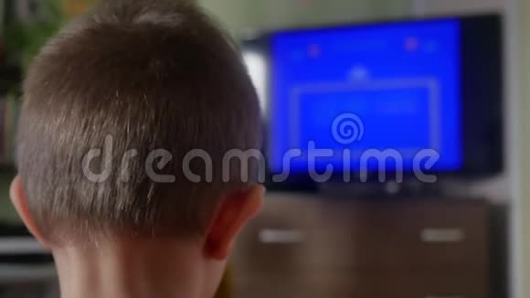 在电脑上玩电子游戏的男孩视频的预览图