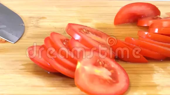 在厨房里切番茄视频的预览图
