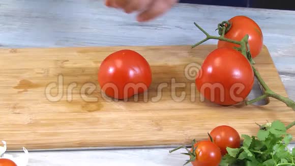 在厨房里切番茄视频的预览图