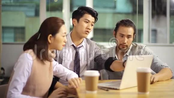 年轻的亚洲企业高管在办公室讨论业务视频的预览图
