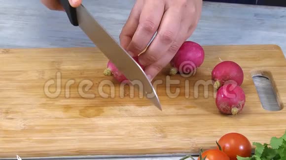 在厨房里切萝卜视频的预览图
