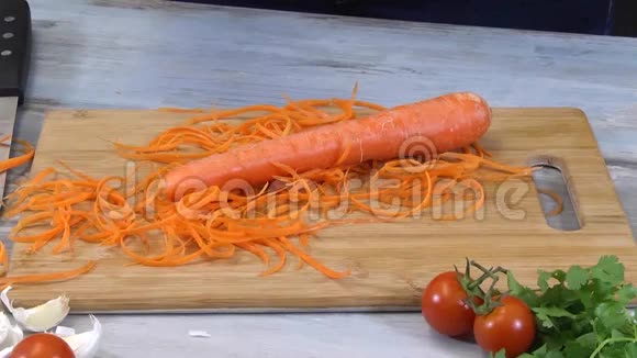 在厨房里切胡萝卜视频的预览图