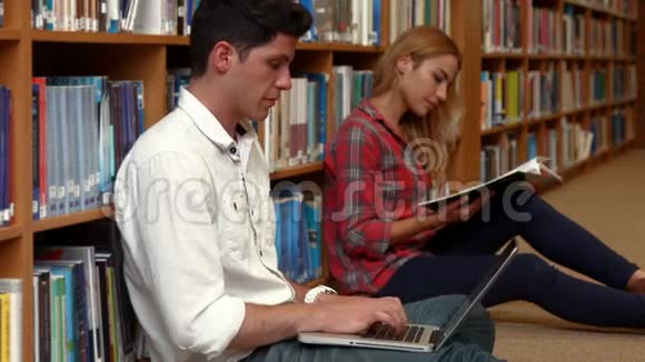 学生在图书馆复习视频的预览图