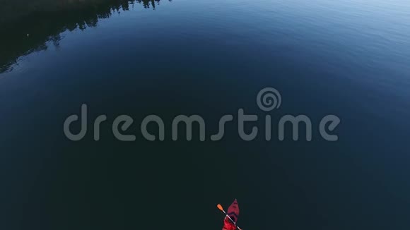 黑山斯卡达尔湖上的独木舟旅游皮划艇空中飞行视频的预览图