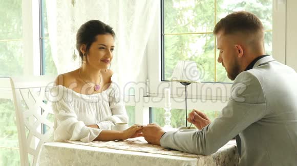 一对幸福美丽的夫妇坐在餐馆里聊天视频的预览图
