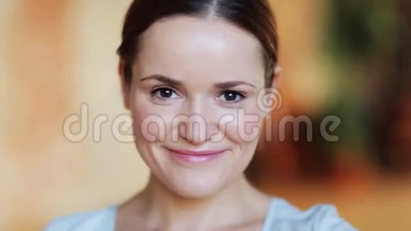 脸上幸福微笑的年轻女子视频的预览图
