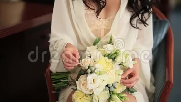 新娘手中的桉树玫瑰花束视频的预览图