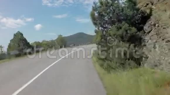 克里米亚南部的汽车旅行夏季美丽的蛇形山路视频的预览图