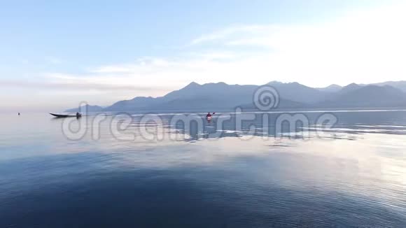 黑山斯卡达尔湖上的独木舟旅游皮划艇空中飞行视频的预览图