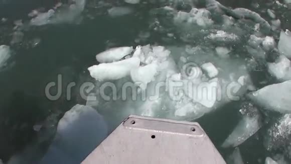 阿拉斯加太平洋水上浮冰的背景视频的预览图