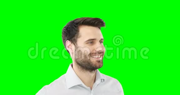 面带微笑的人站在绿幕前视频的预览图