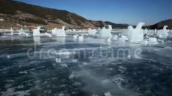 沿着冰块的全景运动视频的预览图