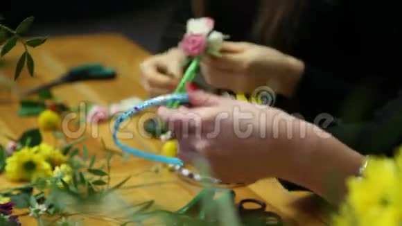 花匠制作花圈的大师班视频的预览图
