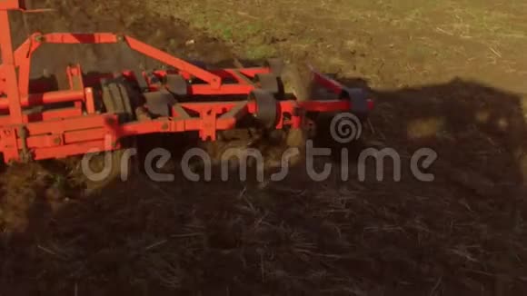 农民在拖拉机上耕作俄罗斯稳定农业土壤土地整备土地播种机作为播种机视频的预览图