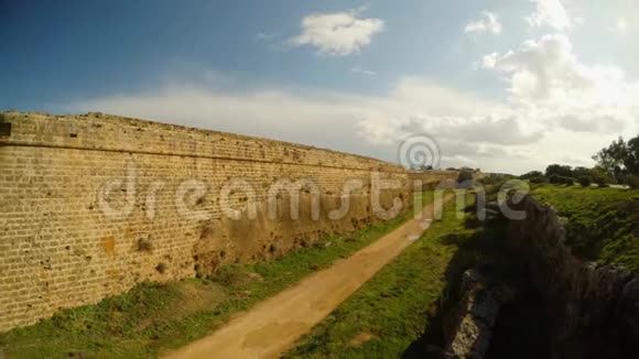法马古斯塔城墙一条深护城河环绕着古老的堡垒视频的预览图