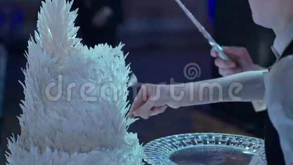 男人切庆祝蛋糕视频的预览图
