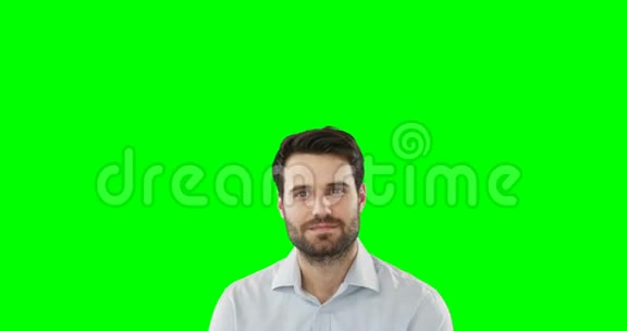 年轻人站在绿色的屏幕上视频的预览图