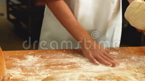 女面包师揉面团视频的预览图