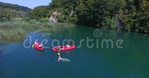 克罗地亚Mreznica河独木舟上的朋友们视频的预览图