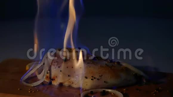 鸡片放在火木板上烤肉深色背景视频的预览图