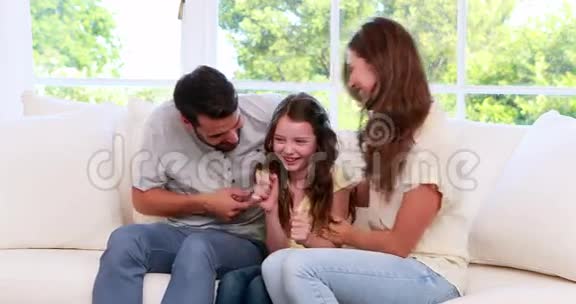 有女儿在沙发上的幸福家庭视频的预览图