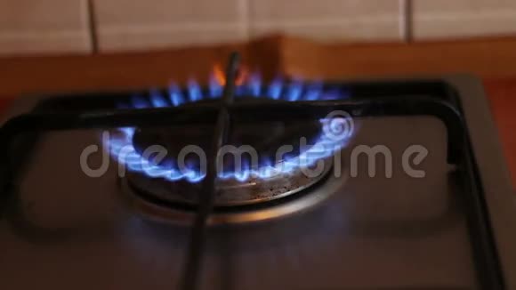 燃烧着煤气炉的蓝色火焰视频的预览图