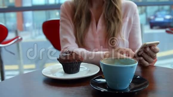 喝咖啡的金发美女视频的预览图
