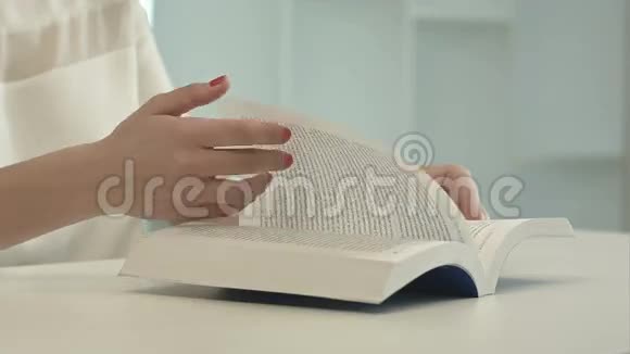 女人坐在桌子上看书视频的预览图