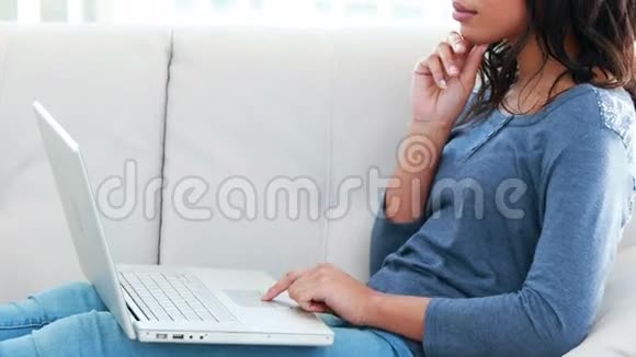 微笑的女人用笔记本电脑视频的预览图
