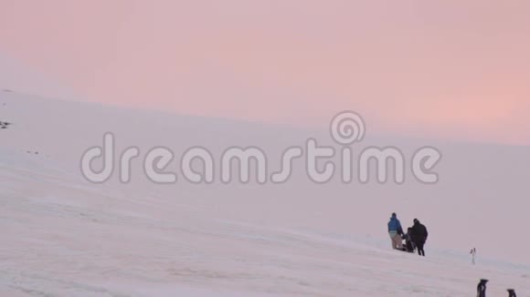 俄罗斯埃尔布鲁斯山与一名残疾人攀登到山顶视频的预览图