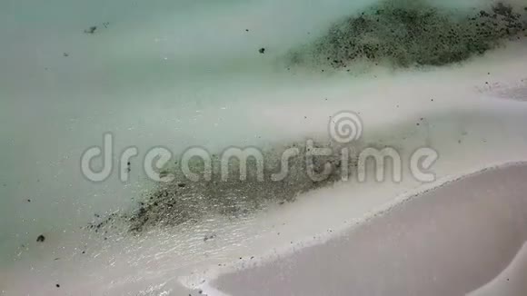 浅海与绿松石水鸟瞰图视频的预览图