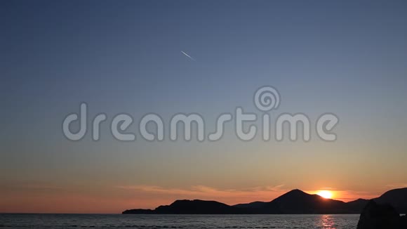 日落于海面亚得里亚海的日落太阳坐着做视频的预览图