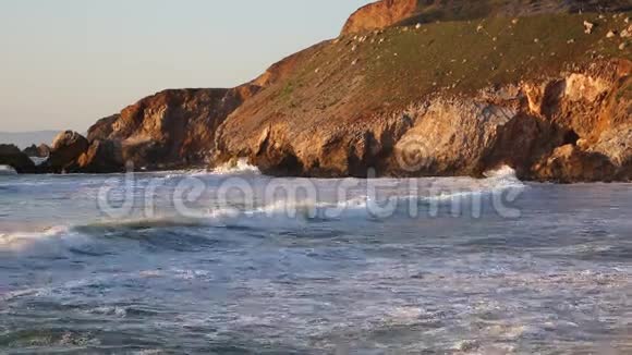 加州海岸的悬崖视频的预览图