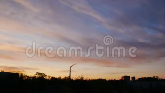 太阳升起时天空和移动的云电厂管道与烟雾拉脱维亚4K视频的预览图