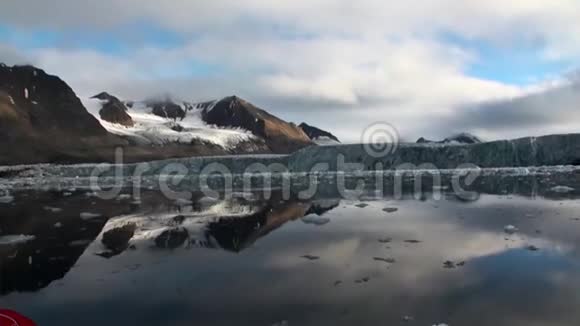 斯瓦尔巴的北冰洋背景水上令人惊叹的山脉景观视频的预览图