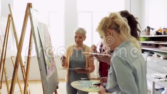 在艺术学校画画笔的女人视频的预览图