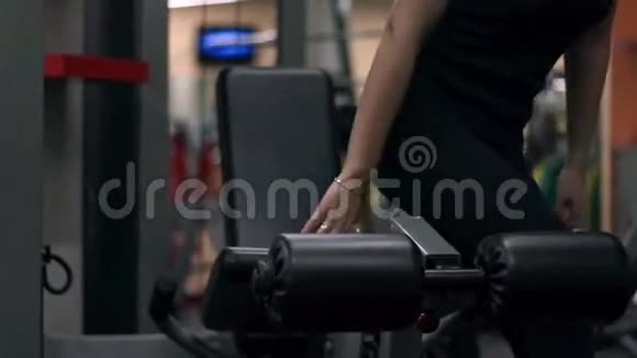 在健身房训练金发女孩从事健身工作的妇女视频的预览图
