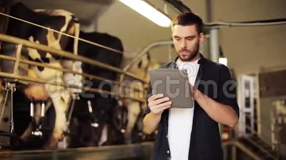 有平板电脑和奶牛场的年轻人视频的预览图