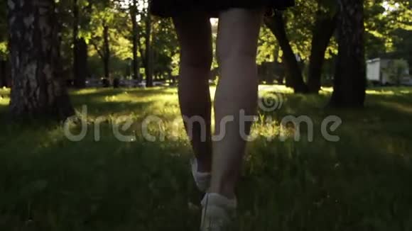 年轻女性在公园散步视频的预览图