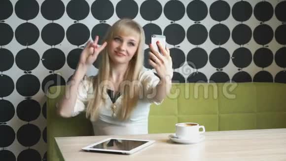 20岁的年轻女孩在智能手机上自拍视频的预览图