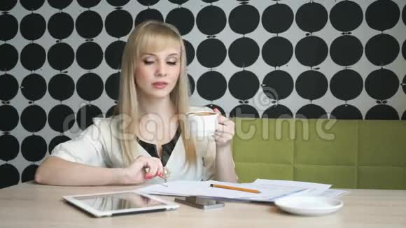 在咖啡休息期间坐在咖啡馆的女士视频的预览图